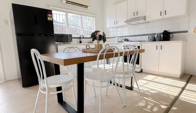 Penthouse Spot | Sleep 8 | Free Parking | 4km CBD