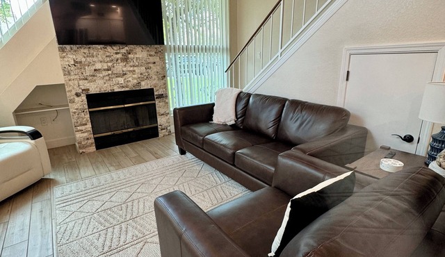 Perfect Location - 5 minute walk to Cubs Stadium!