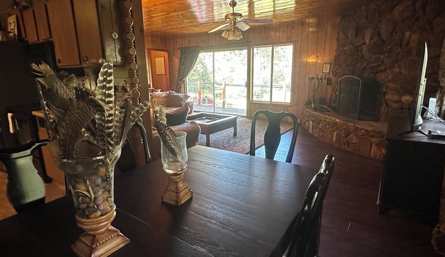 Pet &. Family Treehouse style cabin in woods