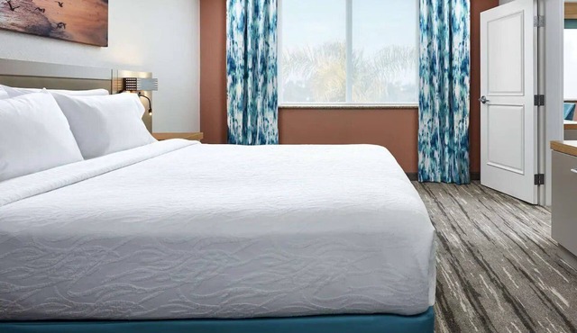 Pet-friendly 1BR King Suite | Free Parking & Pool Access