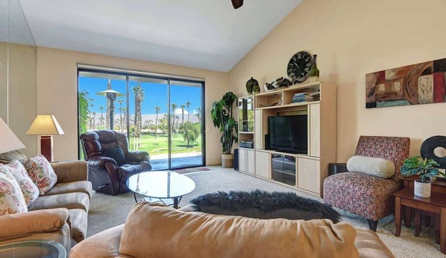 Pet-friendly condo with views|Shared pool