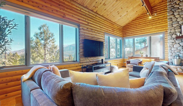 Pet-Friendly Deluxe Townhome. Private Hot Tub & Gas Grill, Near Lakes Basin