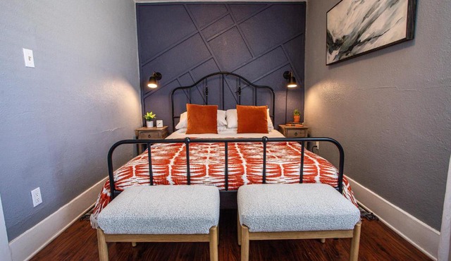 Pet-Friendly Stay, Mins to Beach, Conv Ctr, Prkg LB B