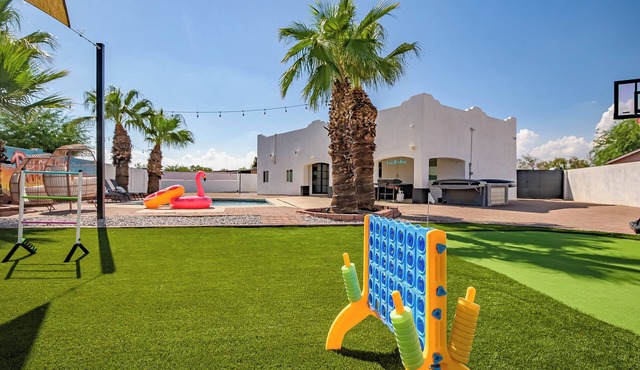 Phoenix Villa - Private Resort Style backyard, Pool, Volleyball, Putting Green