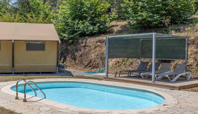 "Pinheiro Glamping" Tent with Mountain View, Private Pool and Wi-Fi