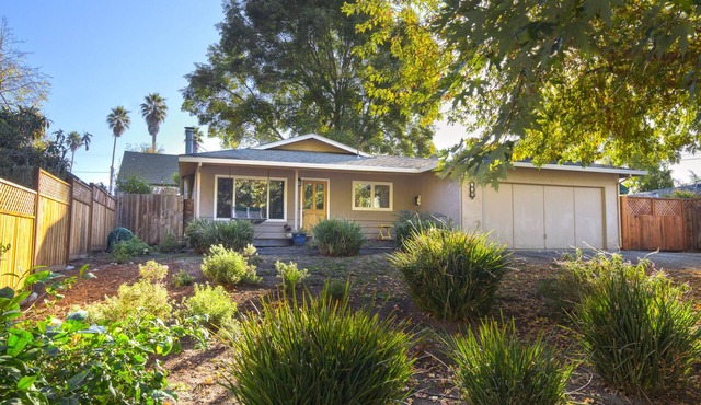 Pleasure Point walk to beaches and surf from charming, private and spacious home