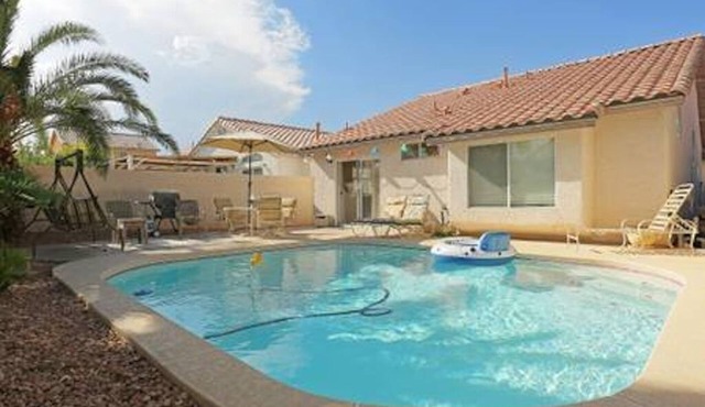 Pool house Close to the strip 3bedroom pool bungalow