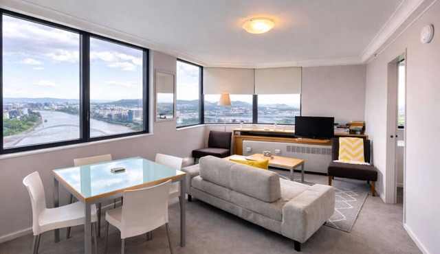 Prime Sky/River Views - 1BR CBD Apt w/Parking M20