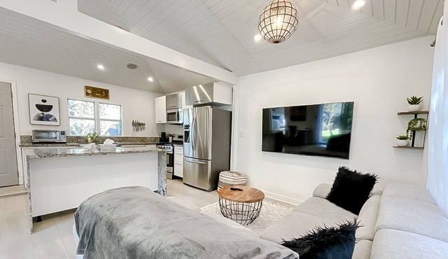 Pristine 1BD/1BA Bungalow + Hot Tub - Ocean Park