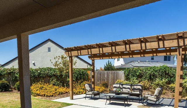 Pristine 3bed 2 bath bungalow in a safe suburban family friendly neighborhood.
