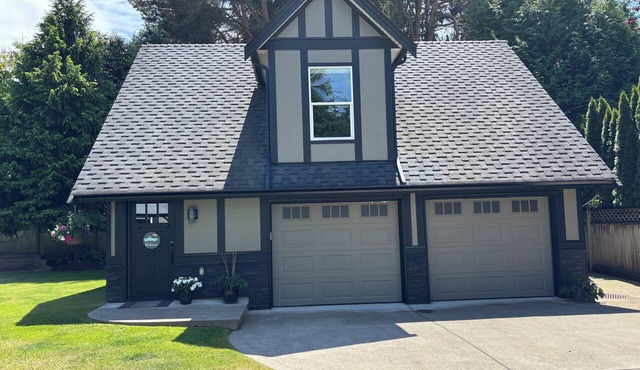 Private Coach House in Ocean Park with beautiful beaches & transit to Vancouver.