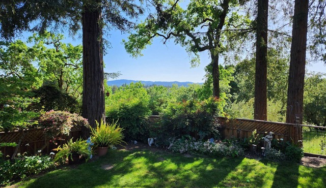 Private Healdsburg Retreat, 1.5 walk to town Plaza, nearby bus shuttle