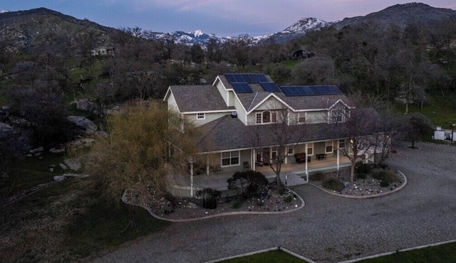Private Home on 1.5 acres - Hot Tub - Games - Minutes to Sequoia