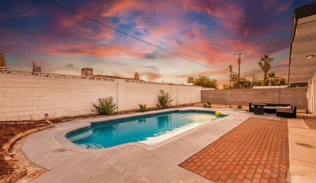 Private home with pool! Sleeps 16 people