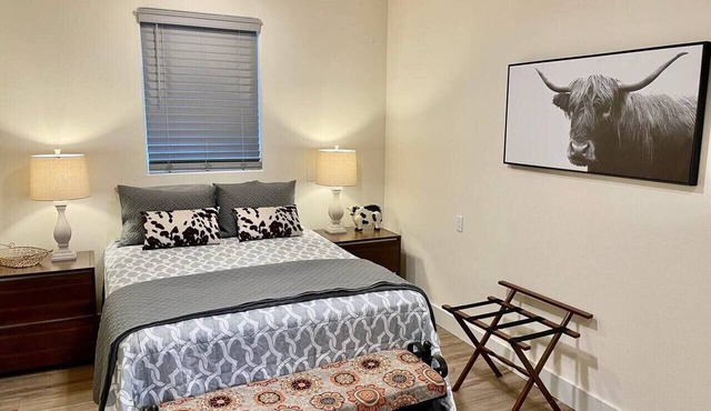 Private Hot Tub - BBQ - Sleeps 2 - Crazy Cow