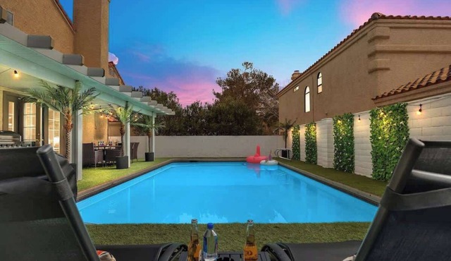 Private Oasis Luxury Villa~King Beds & Pool