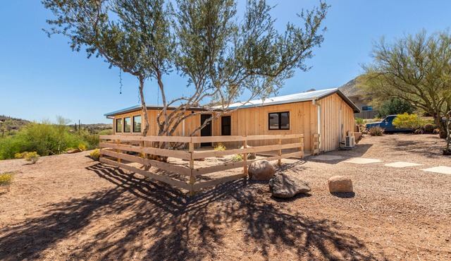 Private,romantic and charming mid-century cottage with panoramic views