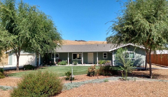 Private, rural 2 bedroom home (3rd bedrm optional) with hot tub in wine country