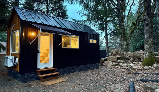 Private tiny home just minutes from town!