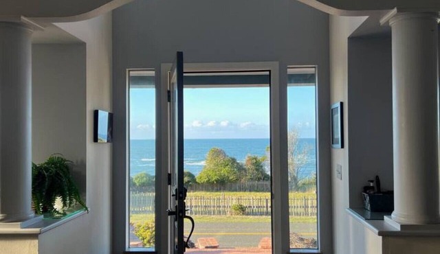 Private vacation home with huge ocean views, hot tub, games-walk to restaurants
