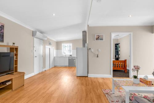 Quaint 2 bedroom fully furnished Cottage