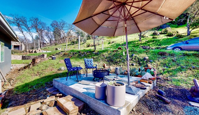 Quaint Chico hideaway with open layout, smart TV, Galanz fridge, patio, & AC