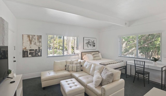 Rare West Beach Studio #4 — blocks to the Beach, Downtown State St & Funk Zone