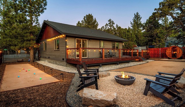 Recovery Getaway I Sauna, HotTub, BocceBall, ARCADE! LargeDeck, Pets OK,