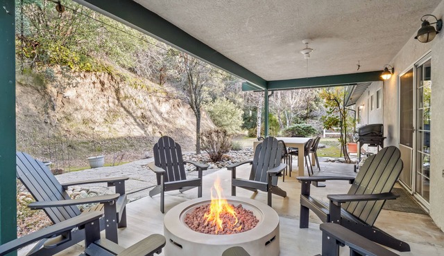 Redesigned - Fire pit - BBQ - Sleeps 12 - King Bed