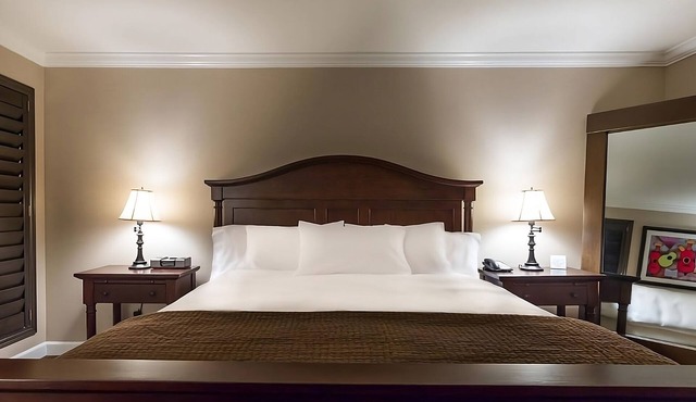 Relax and Unwind! Pool, Free Breakfast, Short Drive to Winchester Mystery House