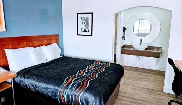 Relax in a Clean Studio w/King Bed + Private Bathroom, Central Ridgecrest