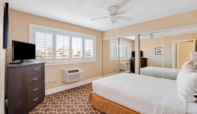 Relaxing Couples’ Getaway | Poolside | Near Sausalito | Free Parking | BBQ Area