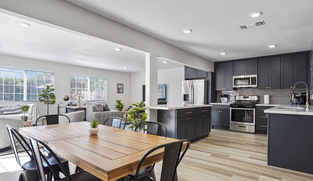 Relaxing Poolside Haven in Citrus Heights