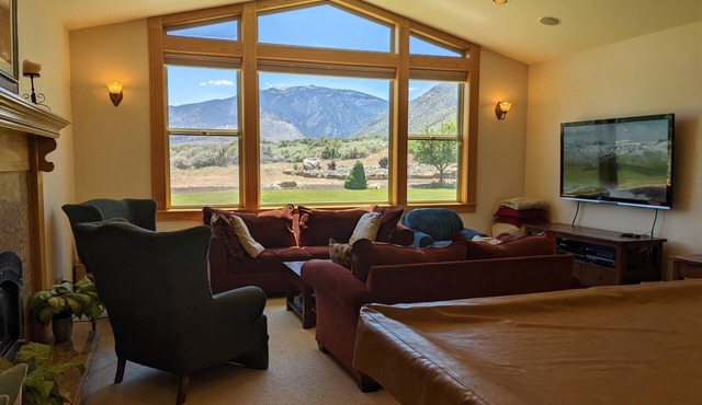 Relaxing Sierra Sunrise Family Getaway w/EV Level 2 Charger - 4 bdrm 3 1/2 bath