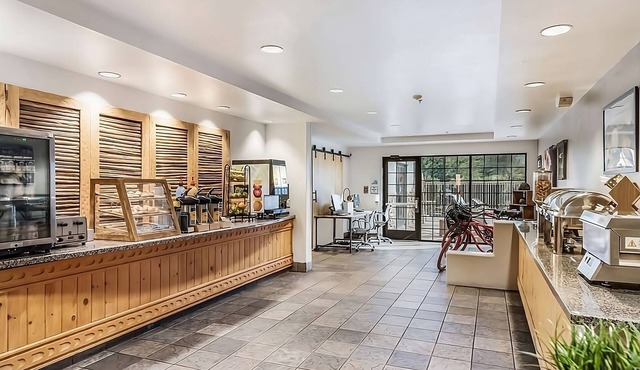 Relaxing Spacious Unit Near Attractions, Free, Wifi, Pool, Parking, Breakfast