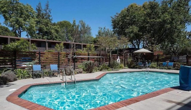 Relaxing Unit with Outdoor Heated Pool, Free Parking & Breakfast Near Stanford