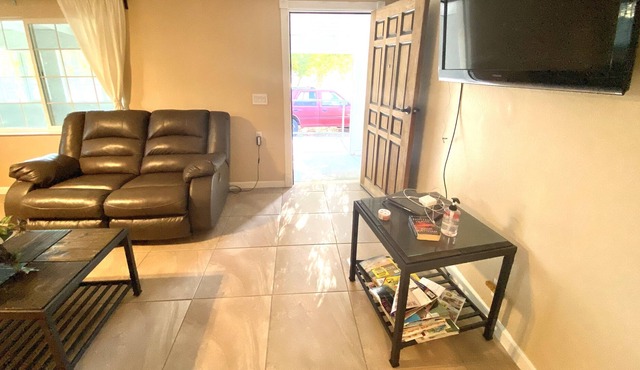 Remodeled historical cottage, super close to great shopping malls.