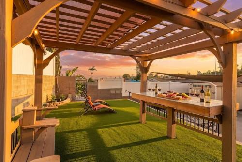 Renovated Lg Backyard w Outdoor DIning