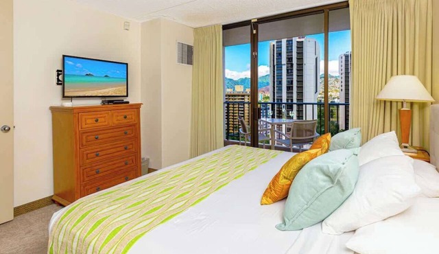 Resort condo w/lanai & pool access