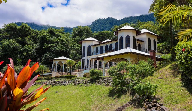 Resort style Villa with amazing Pool and Gardens!