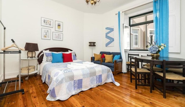 Retro M2 R4 - Lovely Double Room with Shared Bathroom