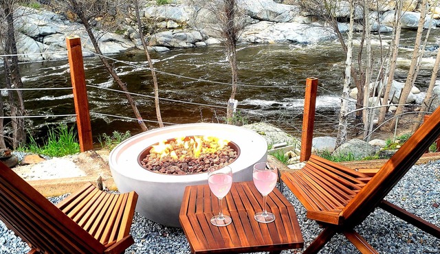 Retro River House! Waterfront, Firepit, BBQ, Gameroom, 1 min to Sequoia Park.
