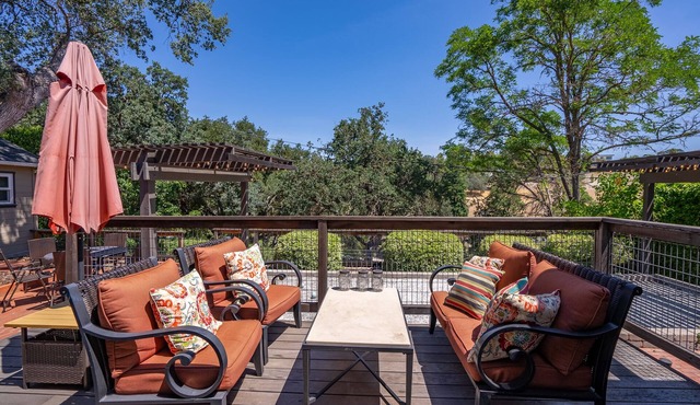 Ridgeview Retreat-Style and Comfort on the Westside!
