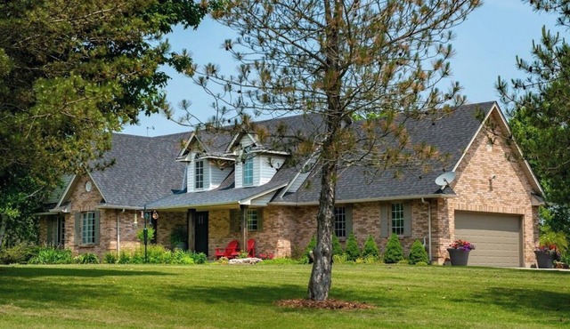 River front paradise, boat, kayak, swim, go to the racetrack, have fun, relax! in Cayuga