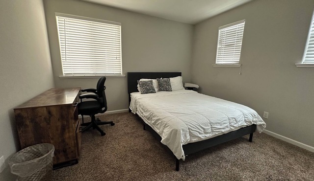 Riverside Retreat - 5 bedroom & 3 Bathroom with Wifi, AC, Washer & Dryer!