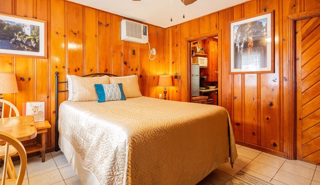 Romantic Couples Cabin near Park Gate Entrance to Sequoia Nat'l Park