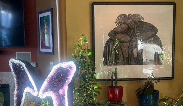 Romantic Plant filled studio Beautiful vibes! Spa Services Available