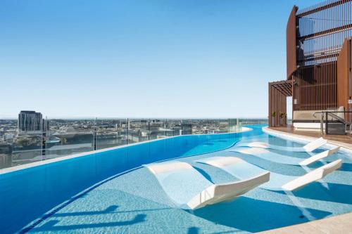 Rooftop Infinity Pool plus Heated Pool, Gym, Free Parking & more