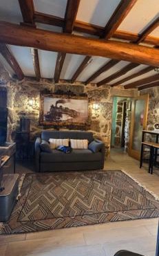 Rustic Retreat-Country House