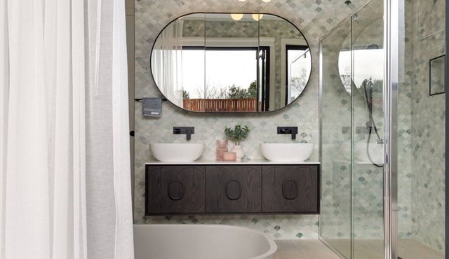 Rye Local #3- Luxe townhouse, 300m to beach Linens incl -live like a local!